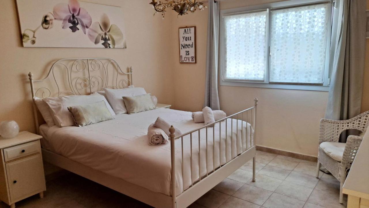 Villa Essence - A Unique Detached Villa With A-C, Heated Private Pool, Hottub, Gardens, Patios And Stunning Views! 蒂亚斯 外观 照片