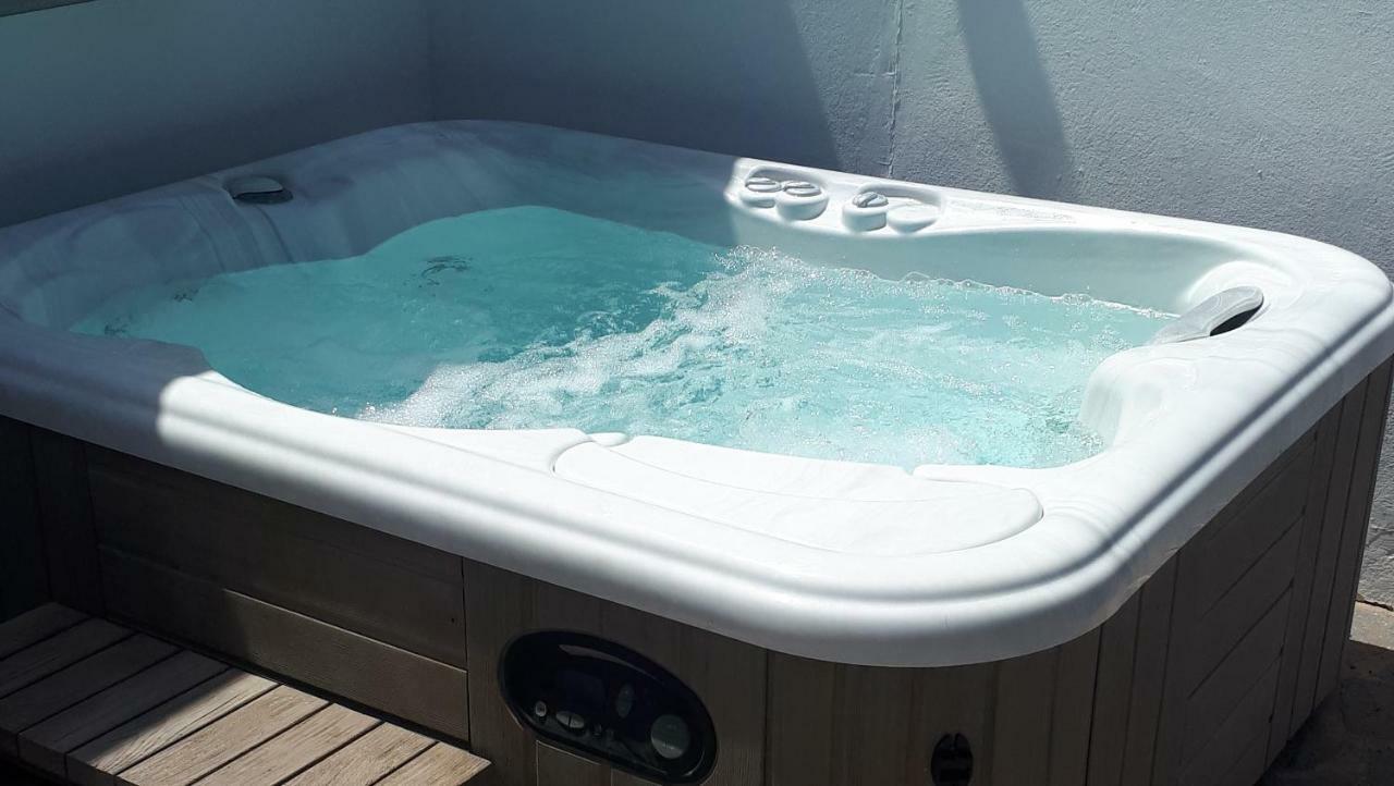 Villa Essence - A Unique Detached Villa With A-C, Heated Private Pool, Hottub, Gardens, Patios And Stunning Views! 蒂亚斯 外观 照片